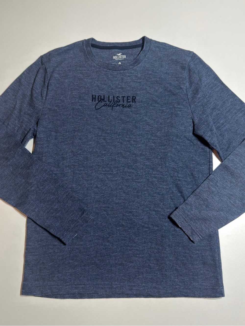 Hollister Men's Long Sleeve Crew Tee in Heather Navy